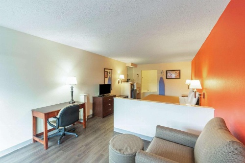 Econo Lodge Laurel image 18